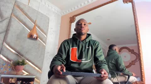 Snapshot of jamesparck chatting on 01.24.25 James online show from 01.24.25