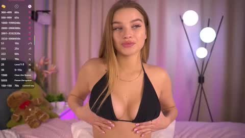 Day Alice Night Stella online show from 02.21.26