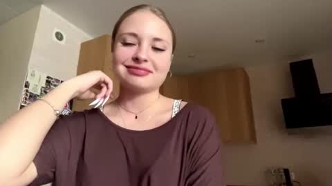 Snapshot of jannvong chatting on 06.10.26 Hello guys Im Lana online show from 06.10.26
