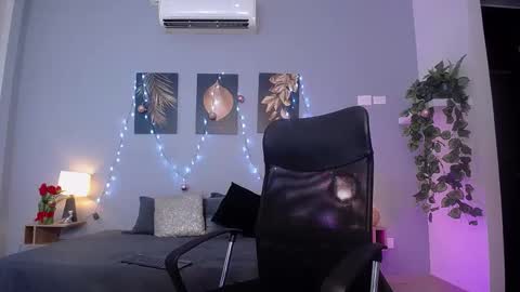 Instagram jasminecampbell1  online show from 12.16.24