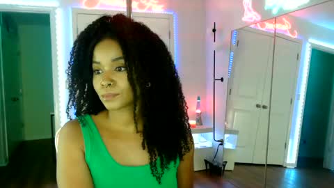 Snapshot of jazminefox chatting on 06.25.26 Jazmine Fox online show from 06.25.26