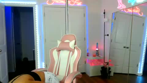 Snapshot of jazminefox chatting on 06.26.26 Jazmine Fox online show from 06.26.26