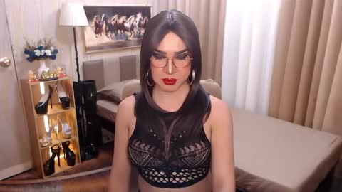 Snapshot of jenniegarcia chatting on 05.19.26 jenniegarcia online show from 05.19.26