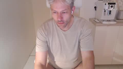Snapshot of jeroen84nl chatting on 11.12.25 jeroen84nl online show from 11.12.25
