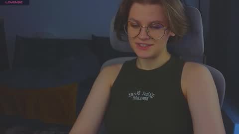 Snapshot of jess0e9 chatting on 10.07.25 JessieVibes online show from 10.07.25