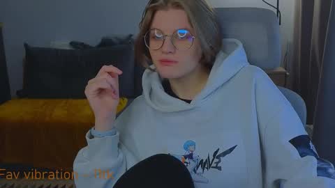 Snapshot of jess0e9 chatting on 10.18.25 JessieVibes online show from 10.18.25
