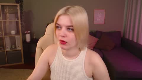 Snapshot of jess_marais chatting on 10.13.25 Jess online show from 10.13.25