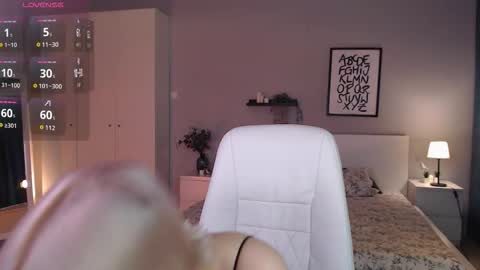 Snapshot of jess_marais chatting on 10.14.25 Jess online show from 10.14.25