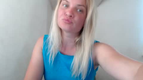 Snapshot of jessyangels chatting on 06.21.26 jessyangels online show from 06.21.26