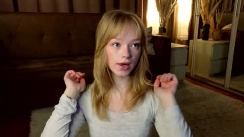 Snapshot of jewellhogan chatting on 12.21.25 Gwen online show from 12.21.25