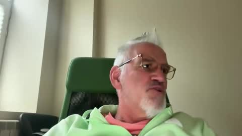 Snapshot of jewlronny chatting on 09.29.25 jewlronny online show from 09.29.25