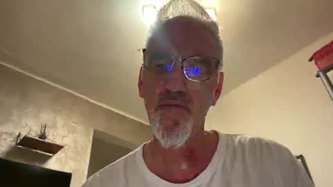 Snapshot of jewlronny chatting on 10.04.25 jewlronny online show from 10.04.25