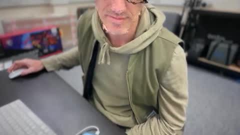 Snapshot of jgol519 chatting on 10.20.25 James online show from 10.20.25