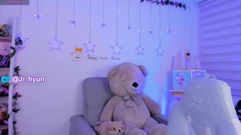 Snapshot of ji_hyun chatting on 05.17.26 Ji online show from 05.17.26