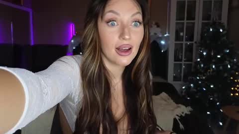 Snapshot of joannee chatting on 12.18.24 Joanne online show from 12.18.24