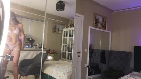 Snapshot of joannee chatting on 02.12.25 Joanne online show from 02.12.25