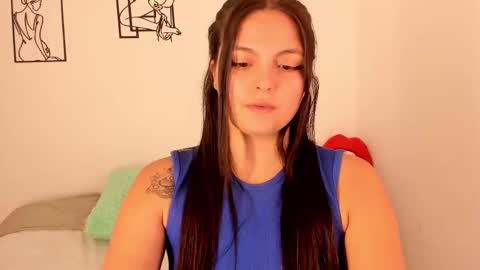 Snapshot of juanilittle chatting on 09.28.25 juani online show from 09.28.25