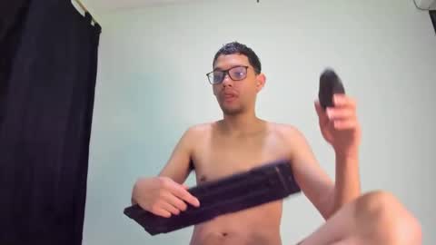 Snapshot of juansuarez204 chatting on 02.15.25 juansuarez204 online show from 02.15.25