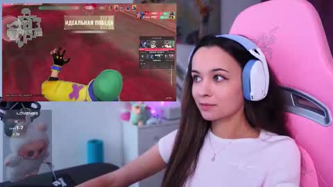 Snapshot of juicy___angel chatting on 10.28.25 Angelina online show from 10.28.25