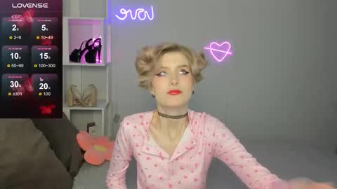 Snapshot of julescrown chatting on 10.10.25 Jules online show from 10.10.25