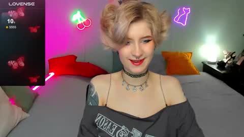 Snapshot of julescrown chatting on 10.11.25 Jules online show from 10.11.25