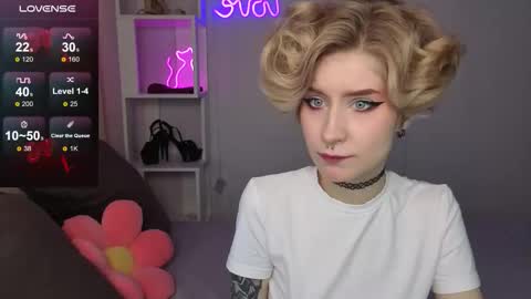 Snapshot of julescrown chatting on 10.12.25 Jules online show from 10.12.25