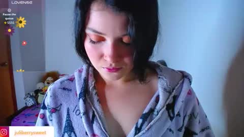 Snapshot of juli05star chatting on 10.17.25 Juliana online show from 10.17.25