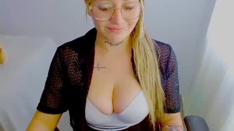 Snapshot of juli_69 chatting on 09.17.25  Juliana Torres  online show from 09.17.25