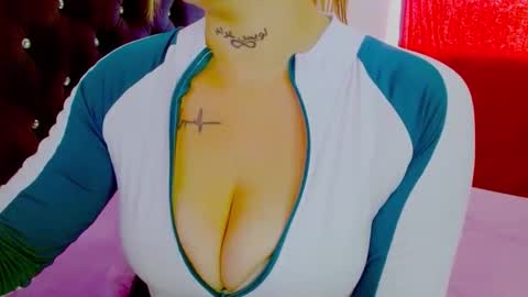 Snapshot of juli_69 chatting on 10.29.25  Juliana Torres  online show from 10.29.25