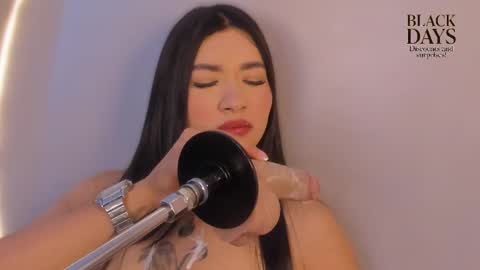 juli_casanova online show from 11.29.25