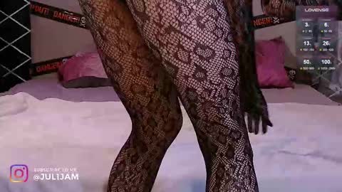 Snapshot of juli_jam chatting on 10.30.25 Hi call me July My fav speed 111222333666 PVT open online show from 10.30.25