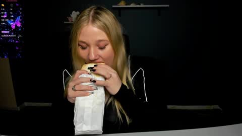 juli kisss online show from 12.20.24