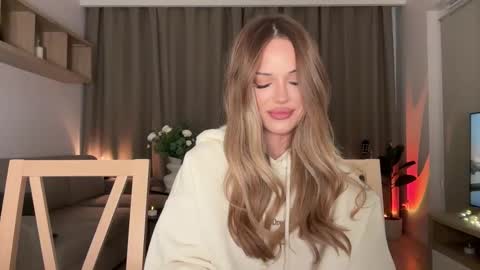 Julia R Le online show from 11.28.25