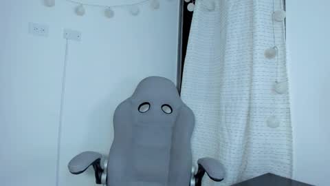 julia_strauns online show from 03.12.25