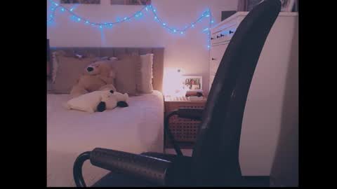 julialiones online show from 11.30.25