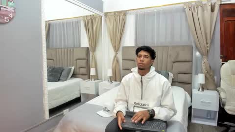 Snapshot of julian_billy chatting on 01.08.25 julian billy online show from 01.08.25