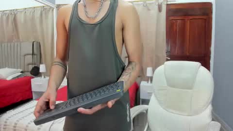 Snapshot of julian_billy chatting on 01.31.25 julian billy online show from 01.31.25