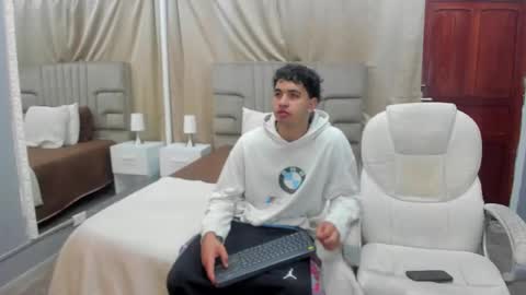 Snapshot of julian_billy chatting on 02.16.25 julian billy online show from 02.16.25