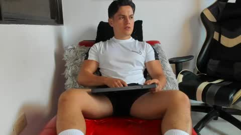 Snapshot of julian_wallace chatting on 04.24.26 julian_wallace online show from 04.24.26