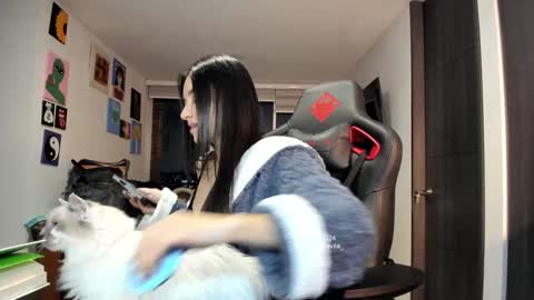 Jeimy Help me to reach 100 thumbs up online show from 12.09.24