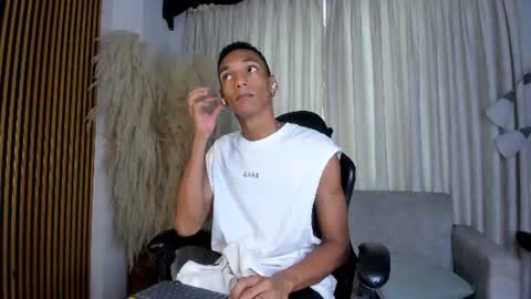 Snapshot of juliensaint_ chatting on 06.16.26 Julien online show from 06.16.26