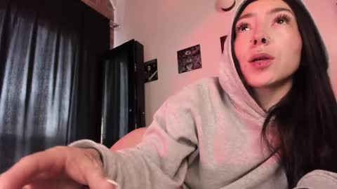 Snapshot of juliet_sourire chatting on 03.04.25 juliet_sourire online show from 03.04.25