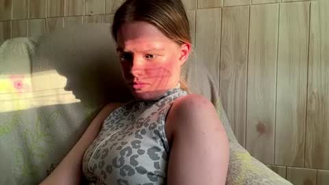 Snapshot of juligwartney chatting on 06.17.26 Malin online show from 06.17.26