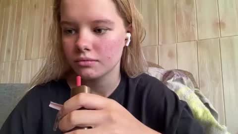 Snapshot of juligwartney chatting on 07.17.26 Malin online show from 07.17.26