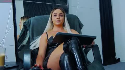 Snapshot of julliamilerrr chatting on 10.17.25 Julia online show from 10.17.25