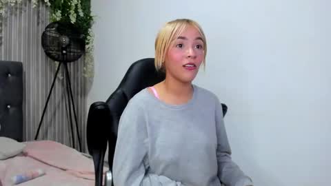 Snapshot of justin_jazmin chatting on 02.18.25 JUSTIN Y JAZMIN online show from 02.18.25