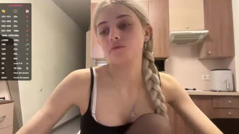 Snapshot of karensimilton chatting on 05.11.26 May online show from 05.11.26