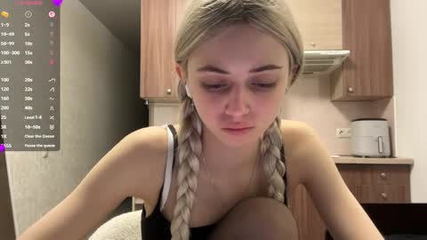 Snapshot of karensimilton chatting on 05.18.26 May online show from 05.18.26
