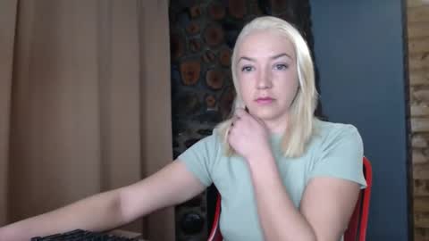 Snapshot of karina_fun chatting on 12.17.25 karina online show from 12.17.25