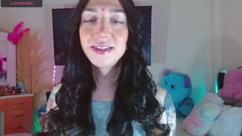 Snapshot of karla_zambrano chatting on 12.23.24 karla online show from 12.23.24